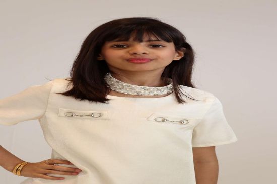 صورة فستان بيج مع الؤلؤ على العنق